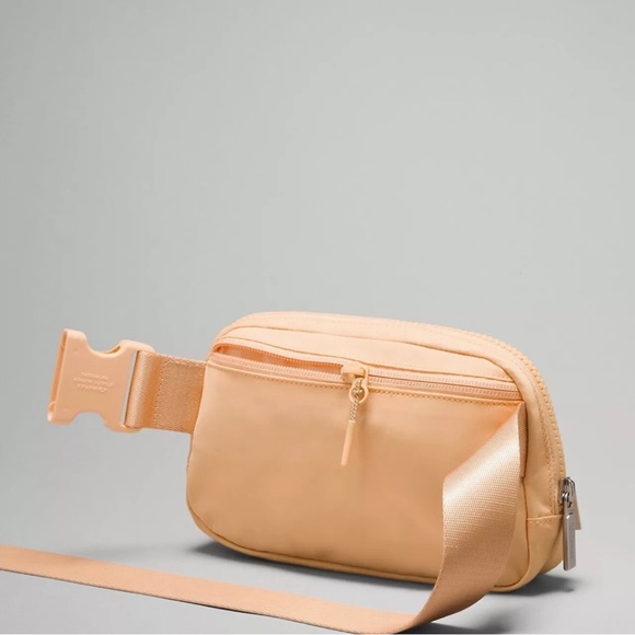 Lululemon Everywhere Belt Bag 1L- Summer Glow - Picture 7 of 9